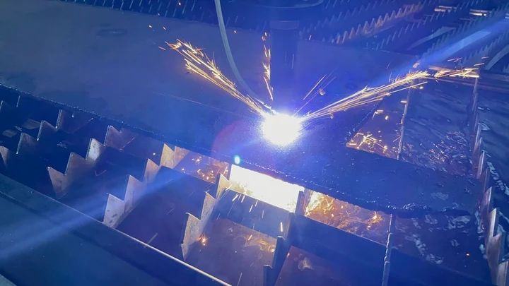 Cięcie termiczne blachy na stole roboczym — zdjęcie z materiałów HYDRALTECH