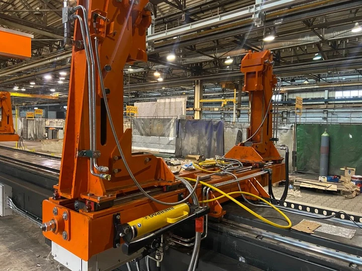 Pomarańczowy zespół maszyny z siłownikami hydraulicznymi