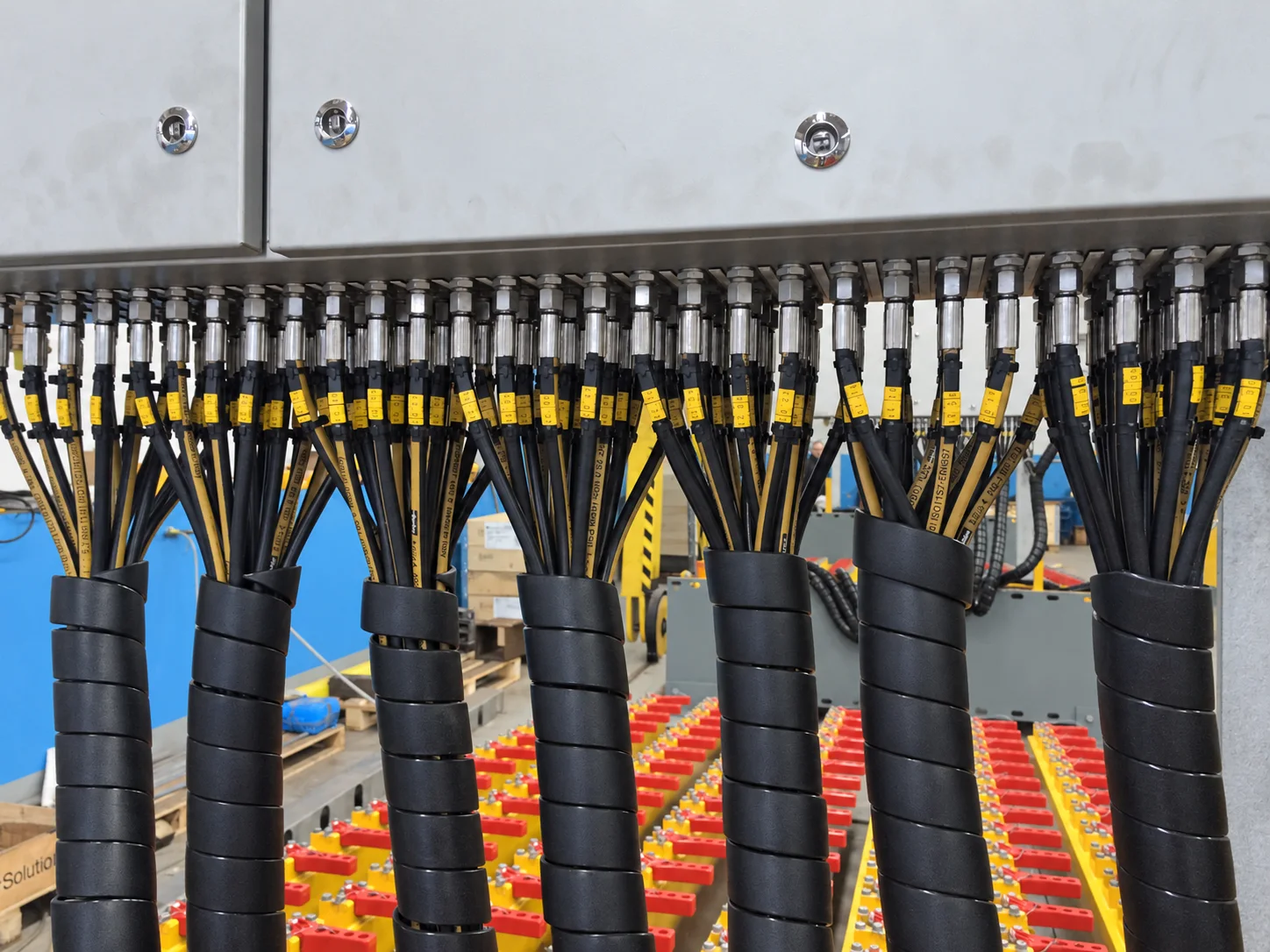 Zespół przewodów i przyłączy hydraulicznych — zdjęcie z materiałów firmy po korekcie AI